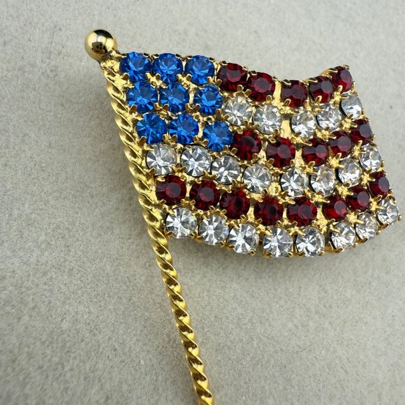 Rhinestone American Flag Brooch Pin USA Patriotic Jewelry Gold-Tone Red White Bl - Picture 2 of 5